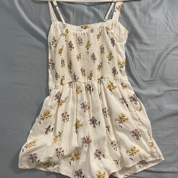 Hollister Floral romper - Picture 2 of 4
